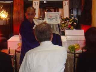 高栄寺副住職による戒名授与